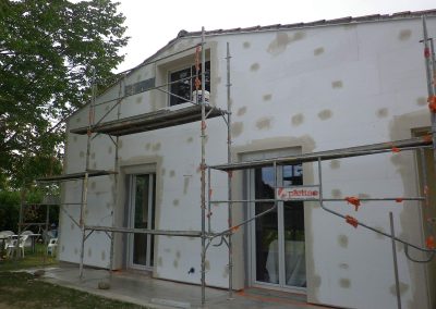 Pose des plaques d'isolation par l'extérieur.