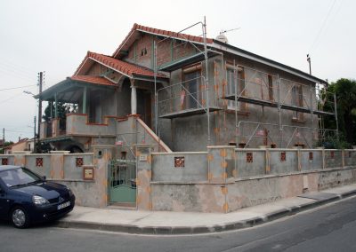 Enduit à la chaux. Façade pendant