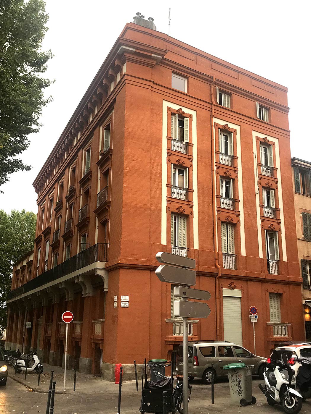 Réfection de façade d’un immeuble en briques foraines avec application d'un badigeon de chaux et application d'un enduit à la chaux, quartier La Daurade à Toulouse