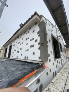 Pose d'isolation par l'extérieur de maison à fenouillet
